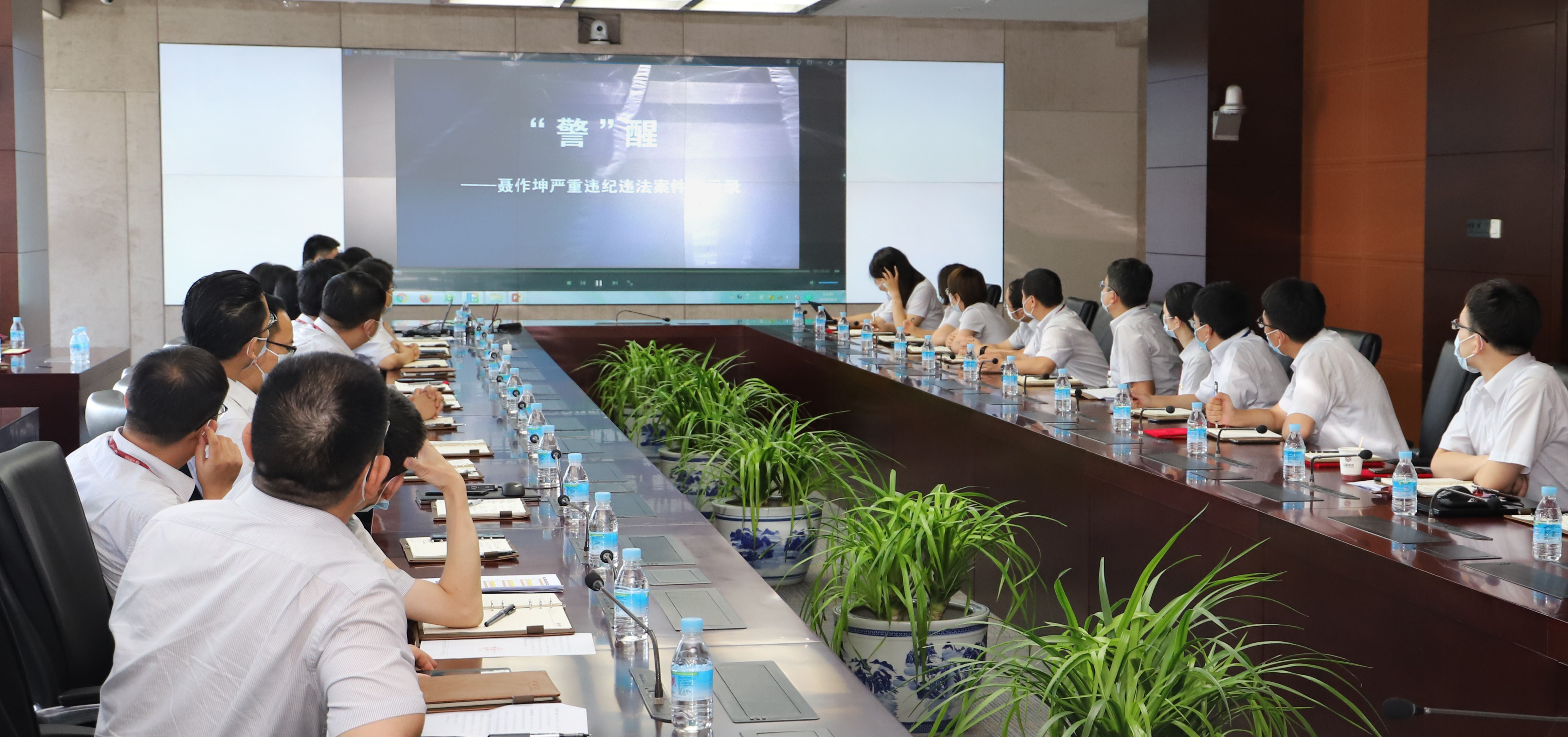 觀看教育片.jpg 觀看教育片.jpg